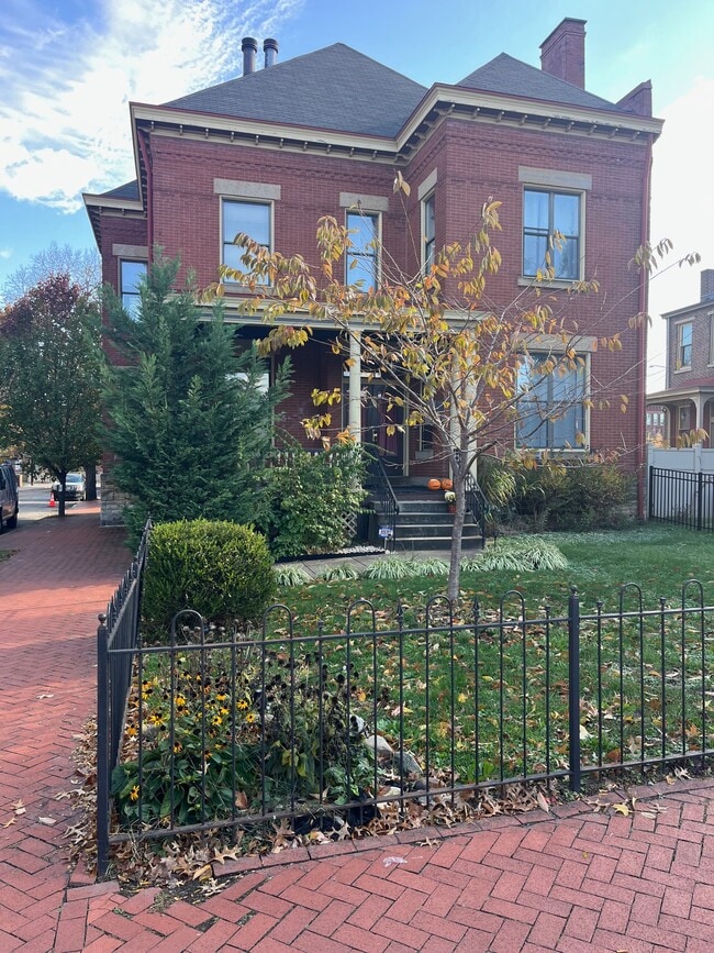 Building Photo - 1114 Bidwell St Unit 4