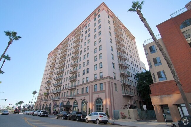 Building Photo - Chic Ocean-View Furnished Studio in a Hist... Unit 1007 Rental
