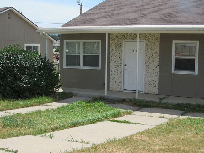 Building Photo - 2 Bed 1 Bath in Triplex Unit 1044 S. Wisconsin Ave.