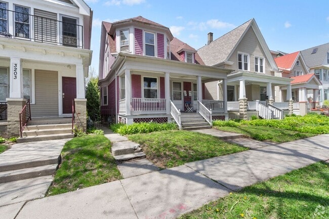 Building Photo - KK - 3205/07 N Bartlett Unit 3205 N Bartlett Ave Rental