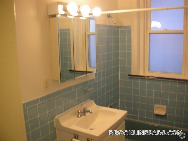 Building Photo - 1539 Beacon St Rental