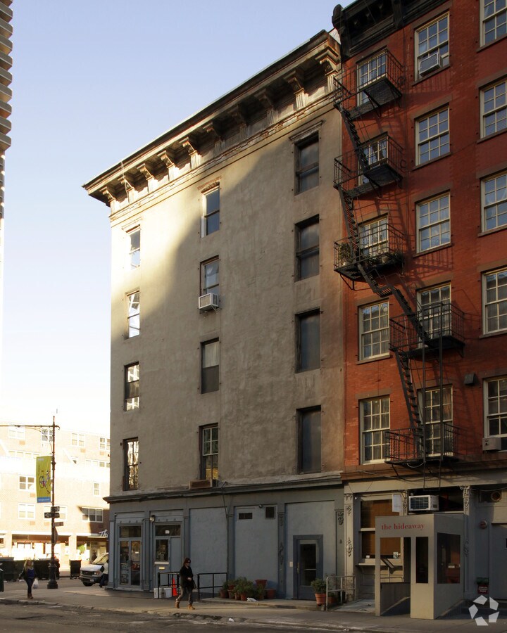 Exterior posterior - 325-327 Greenwich St