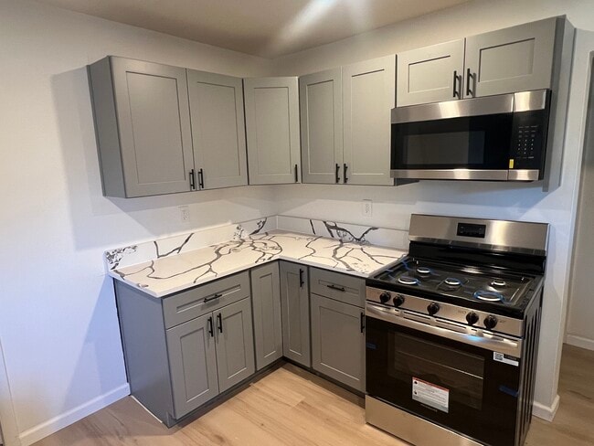 Photo - 6036 Sawyer St
