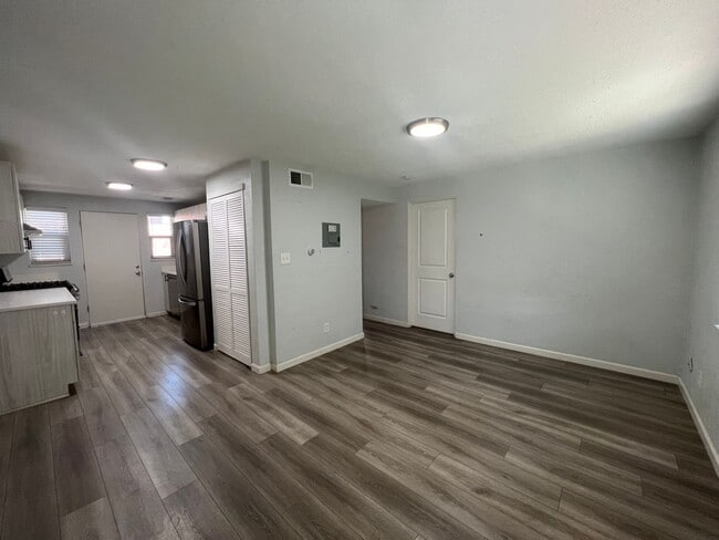 Photo - Beautifully Renovated 2 bedroom in Aurora! Right on the park and close to Stanley Marketplace! Unidad 1952