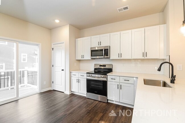 Photo - Beautiful 3BR 3.5BA Townhome w/ Full Appliance Kitchen Garage Parking in University