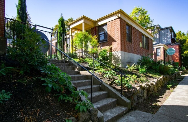 Building Photo - Charming 1-bedroom Courtyard Apartment in Ideal Location! Unit 1952-2