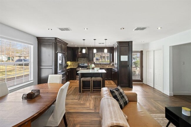 Photo - 1501 Broadmoor Dr