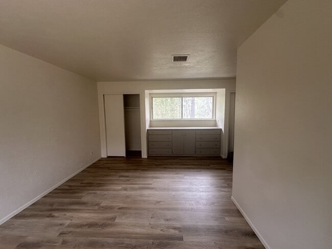 Building Photo - "Charming 2-Bed Retreat with Fireplace & Modern Comforts in Prescott, AZ!"