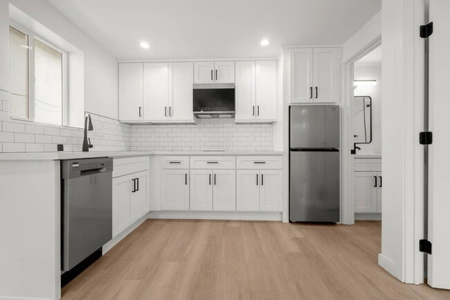 Building Photo - 4012 S Hillcrest Dr Unit 4012a