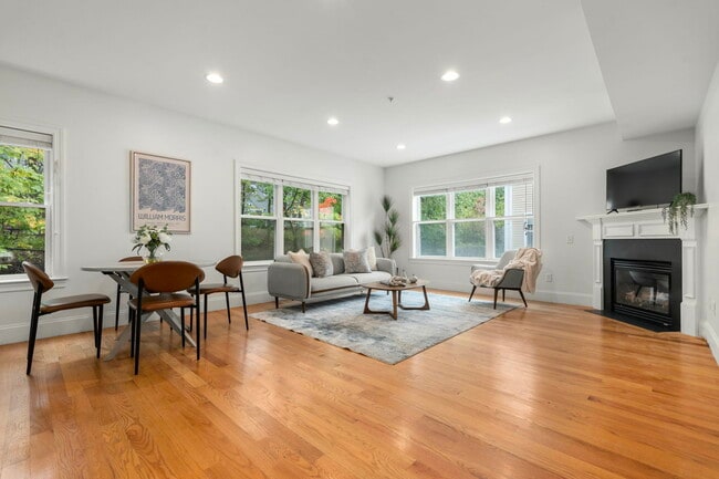 Building Photo - 865 Lagrange St Unit 5