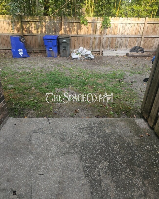 Building Photo - "Charming 2-Bed Townhouse Retreat on Fleming Road – Spacious Comfort in Charleston!" Unit B