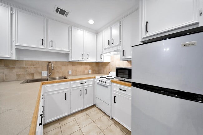 Photo - 520 W 15th St