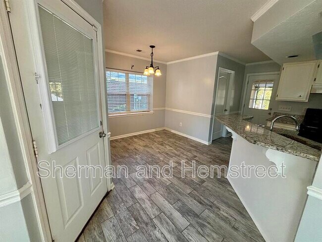 Photo - 666 Wellington Dr