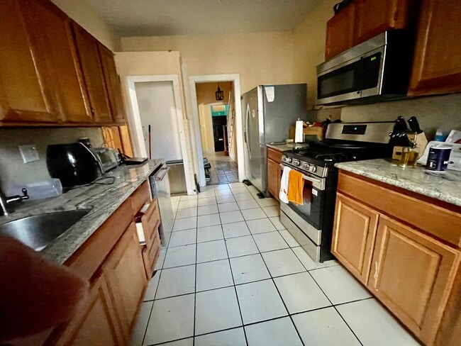 Building Photo - 688 Parker St Unit 2