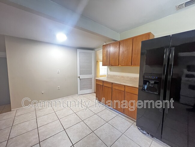 Photo - 2415 Rhododendron Ave