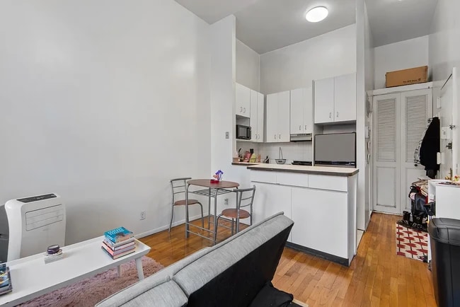 Photo - 416 E 115th St