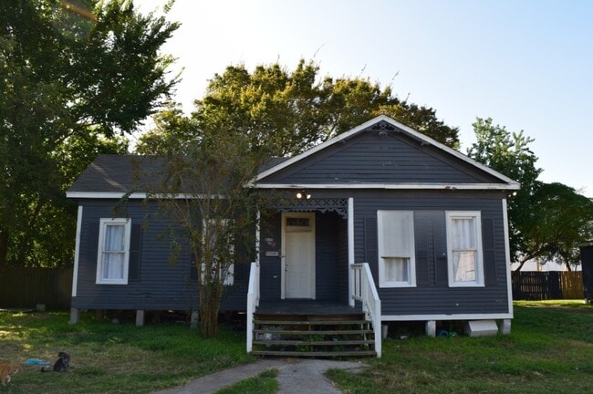 Building Photo - 815 6th Ave N