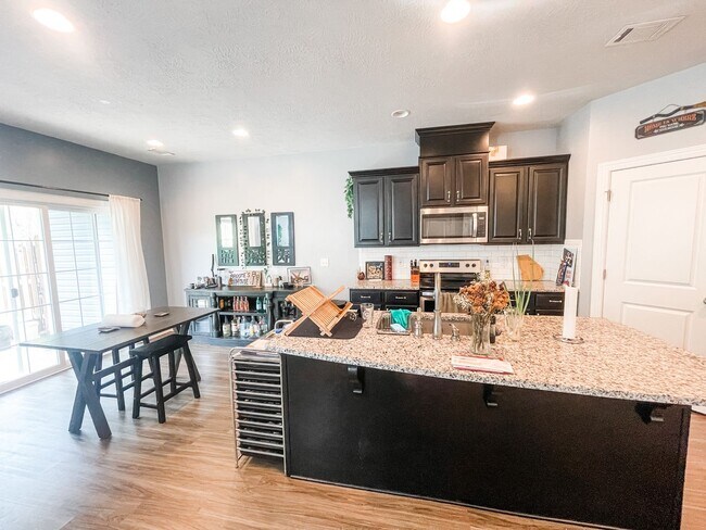 Photo - 3 bedroom/2.5 bathroom townhome close to F...