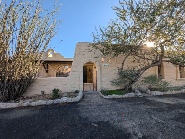 Building Photo - Beautiful 3-Bedroom Townhome in North Tucson