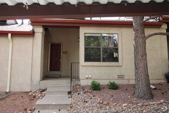 Building Photo - Adorable 2bdrm 1 bath townhome in Desirabl...