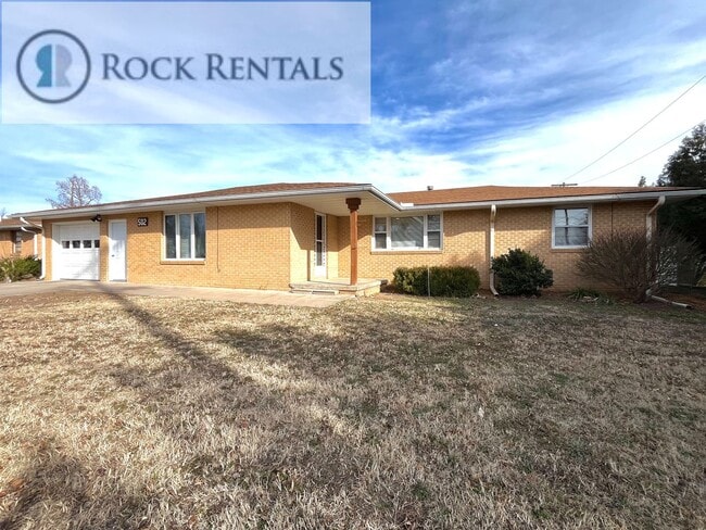 Building Photo - Beautifully Updated 4 Bed 2 Bath in South Hutchinson