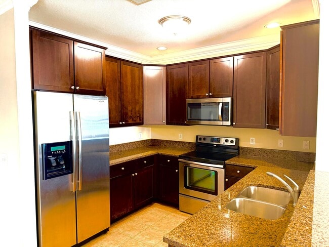 Building Photo - 953 Ingleside Ave Unit 206