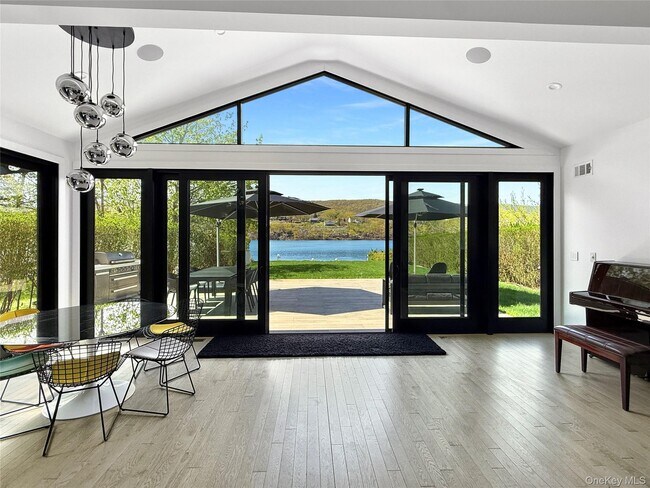 Photo - 12 Hudson River Ln