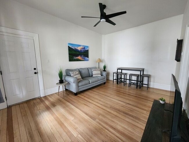 Building Photo - 1 Bed 1 Bath right in Old Colorado City Rental