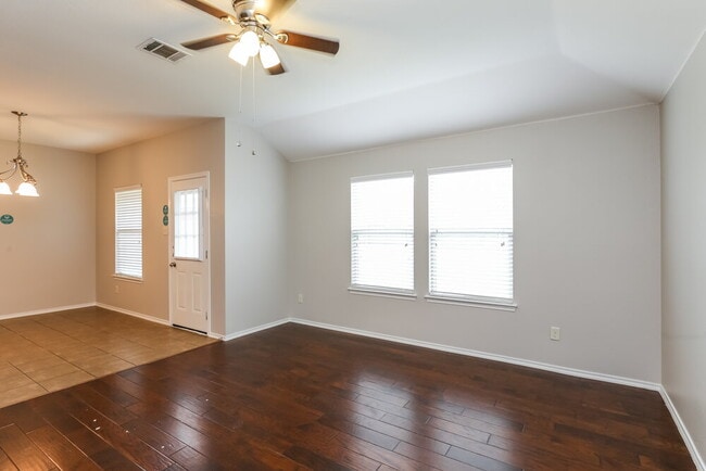 Photo - 2116 Meadow View Dr