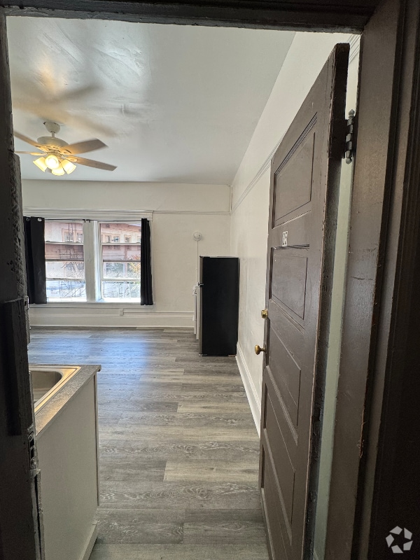 Building Photo - 1717 W Burnside St Rental