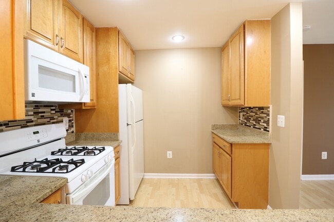 Photo - Spacious 2BD/2BA Condo with Balcony in Fou...