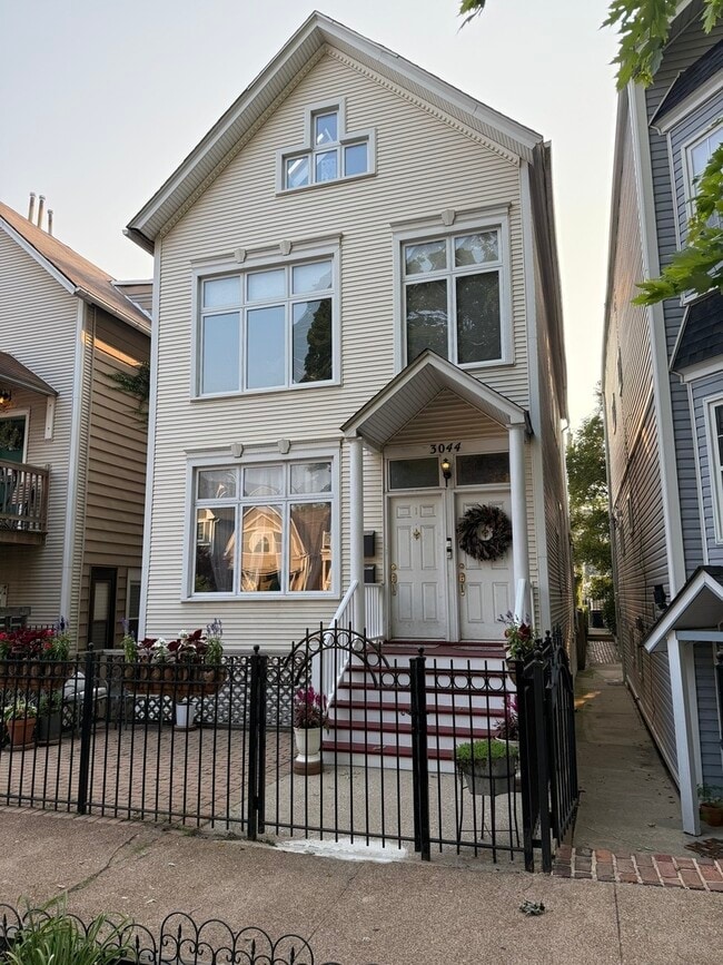 Building Photo - 3044 N Leavitt St Unit 1 Rental