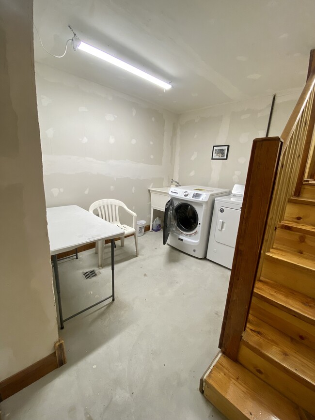 Communal laundry room. Free. Designated day during week. - 1243 N Campbell Ave Apartamentos Unidad 3 front