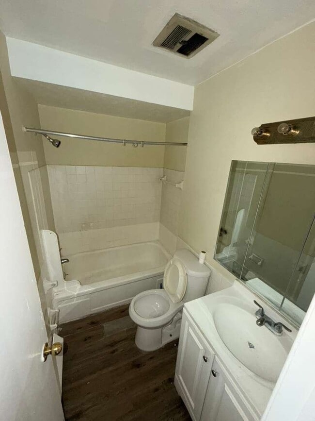 Building Photo - 14835 Euclid Ave