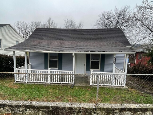 Building Photo - Price lowered! 2bd/1ba Renovated Home with Back Deck