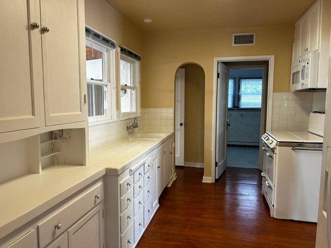 Cocina - 545 S Calle Santa Rosa