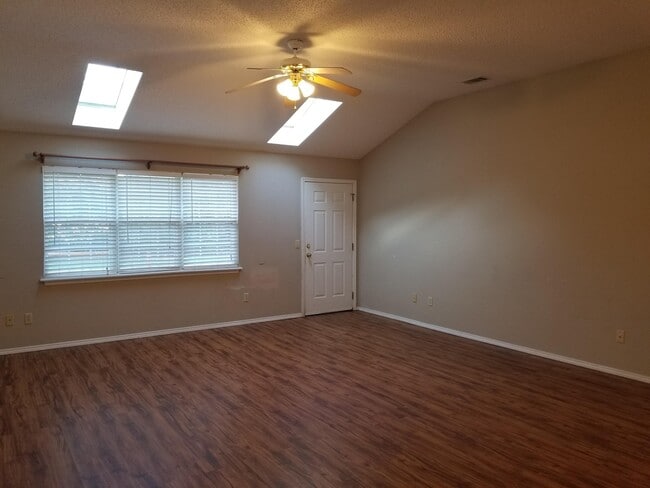 Photo - 18 Fairbrook Ln