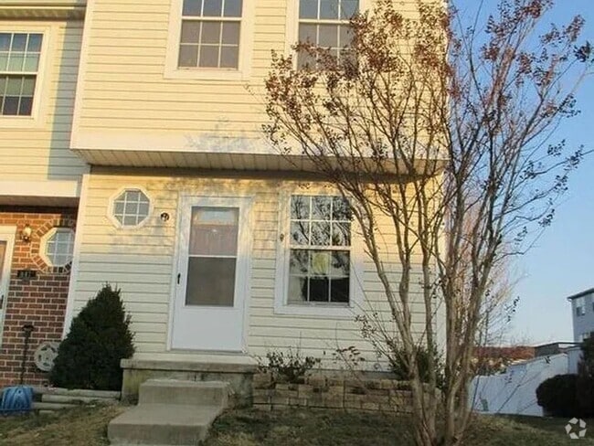 Building Photo - Coming Soon – Spacious End-Unit Townhome w...