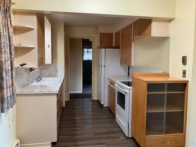 Kitchen - 2023 E 18th St