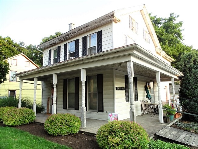 Building Photo - 215 W Main St Unit C