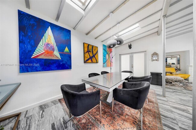 Photo - 910 NE 81st St