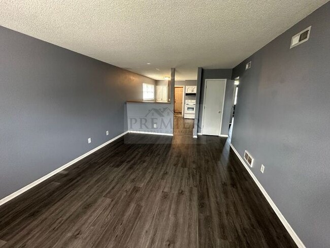 Photo - 305 N 3rd St