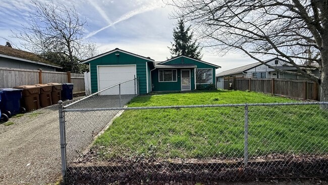 Building Photo - 3 bedroom 1.5 bath In North Tacoma!!!