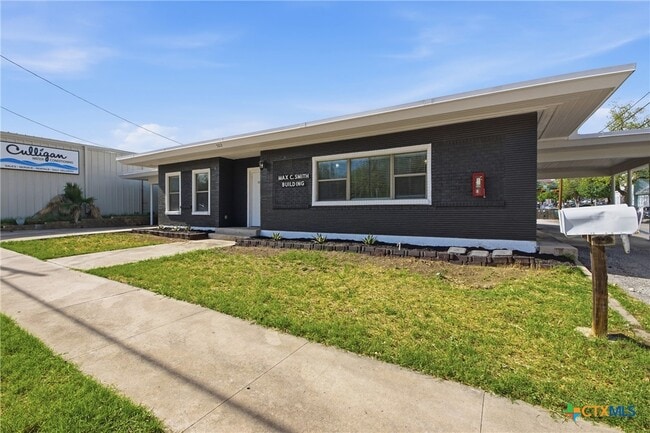 Photo - 302 W San Antonio St