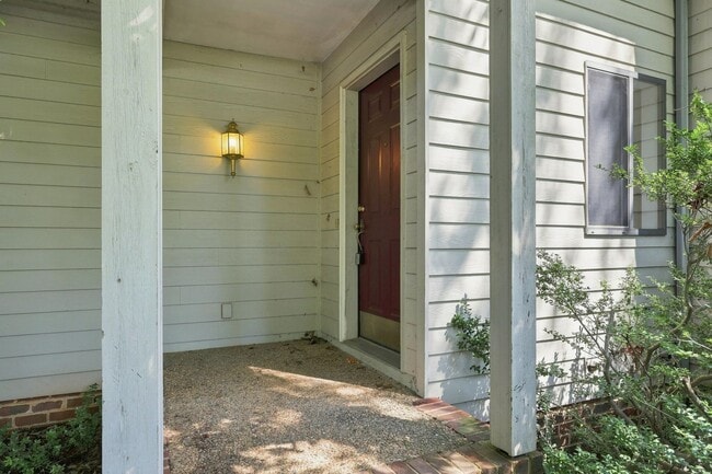 Building Photo - 322 Whispering Oaks Dr