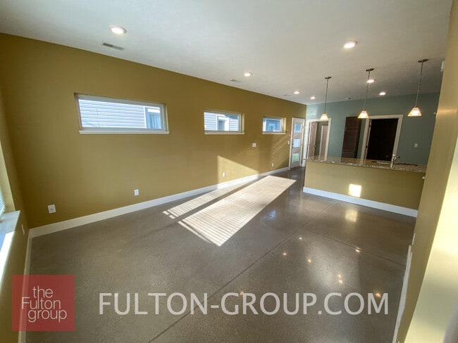 Building Photo - 107 Diamond Ave SE Unit 2