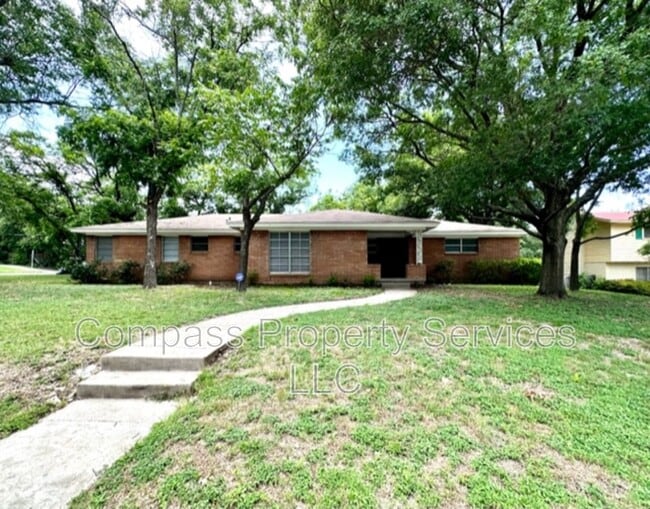 Building Photo - 1400 Royal Oaks Dr