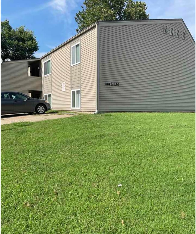 Building Photo - 2104 Elm Ln Unit 4