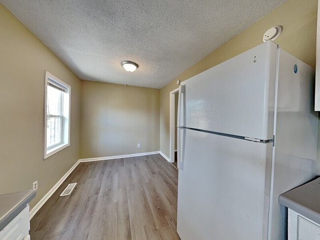 Photo - 481 Iota Ave S