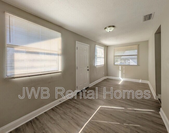 Photo - 2253 W 10th St